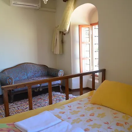 Taksiyarhis Guest house 3*