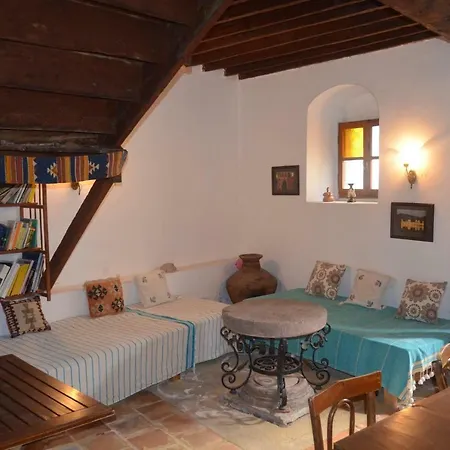 Taksiyarhis Guest house 3*